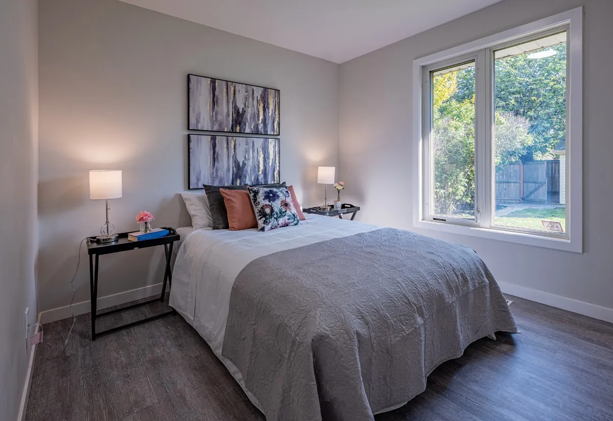 Bedroom with a window onto the garden